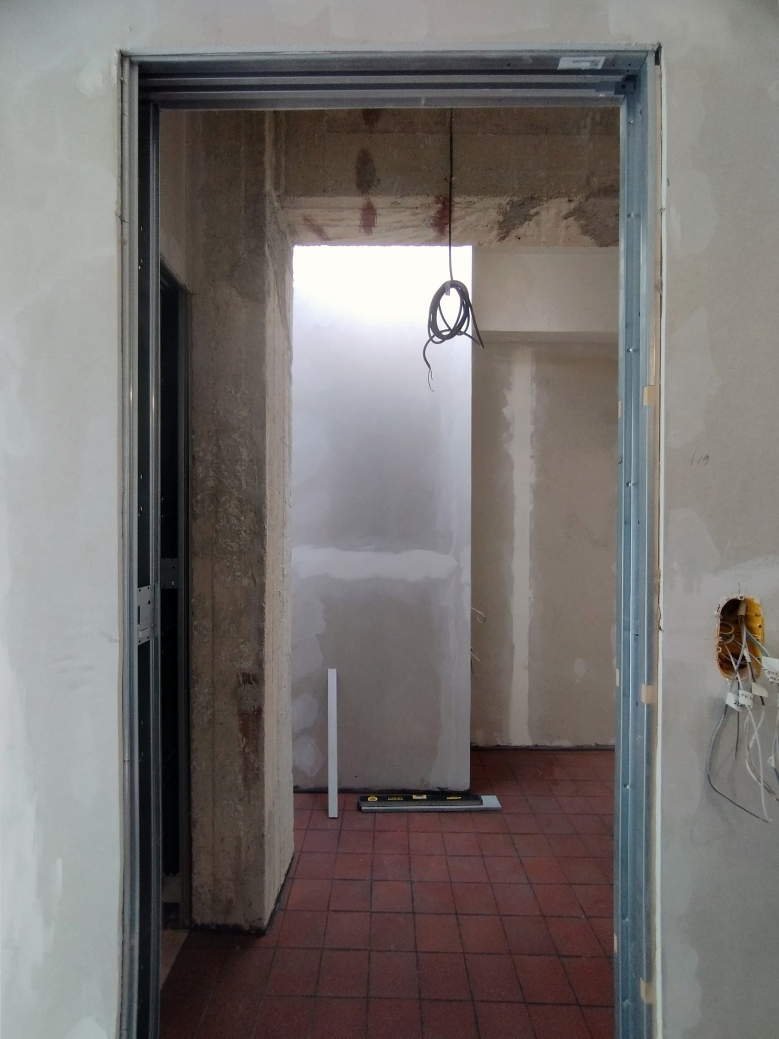 Pl. Attikis appartment - Column and skylight